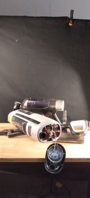 une table sur laquelle se trouvent une horloge et une bouteille de vin