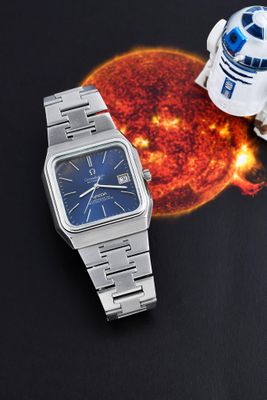une montre Star Wars et une montre R2-D2 posées sur une table