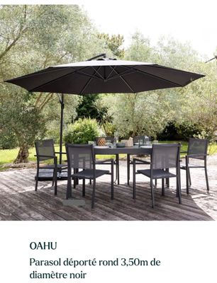 une table avec des chaises et un parasol sur la terrasse