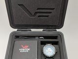 un étui noir contenant une montre
