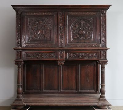 Buffet formant dressoir à deux corps en chêne mouluré et scu…