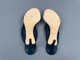 une paire de chaussures bleues posées sur une surface grise