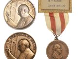 trois médailles, chacune ornée d'une plaque, et une autre plaque