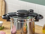 une casserole en acier inoxydable avec un couvercle, posée sur un plan de travail de cuisine