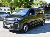 une camionnette noire garée dans un parking