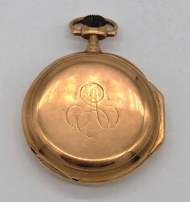 une montre de poche en or portant un monogramme