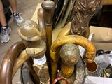 beaucoup d'objets qui traînent dans un seau