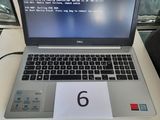 un ordinateur portable posé sur une table, avec le chiffre 6 affiché à l'écran