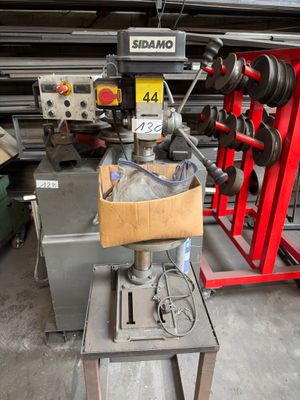 une machine posée sur une table dans un garage