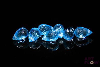 un ensemble de diamants bleus sur un fond noir