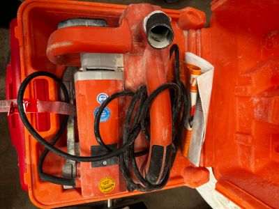 une boîte à outils orange contenant des outils