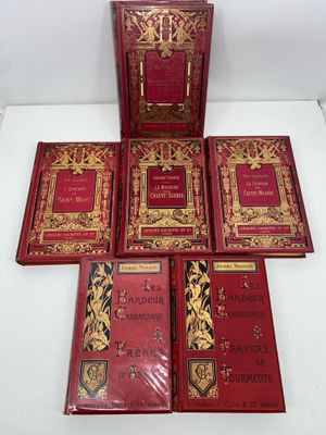 six livres rouges et dorés, ornés de bordures dorées