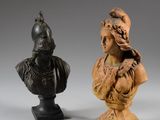 deux sculptures représentant des bustes de femmes et un buste d'homme