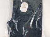 un gros plan sur un jean dans un sac en plastique