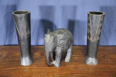 AFRIQUE Ensemble comprenant un éléphant et deux verres en bo…