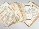 de nombreux vieux papiers empilés les uns sur les autres sur une table
