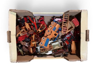 une boîte en carton remplie de jouets divers et une échelle