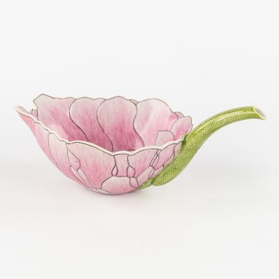 bol rose en forme de fleur avec une tige verte sur fond blanc