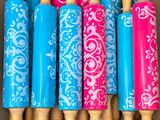 un gros plan sur une boîte remplie de rouleaux à pâtisserie en bois