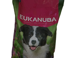 un sac de croquettes pour chien sur lequel est représenté le visage d'un chien