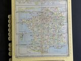 Une vieille carte de la France est exposée dans un cadre jaune.