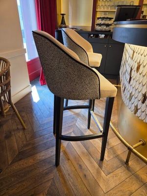 deux chaises placées devant un bar