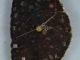 une horloge posée sur une feuille de papier