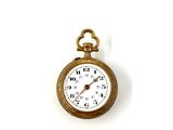 une montre de poche en or avec un cadran blanc sur fond blanc