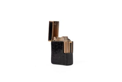 un briquet posé sur une surface blanche