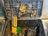 une boîte à outils avec des outils à l'intérieur sur le sol