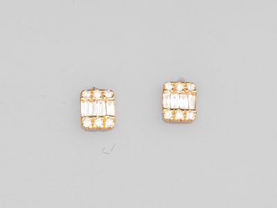 une paire de boucles d'oreilles en or et diamants