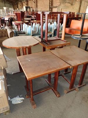beaucoup de tables et de chaises qui se trouvent dans un entrepôt