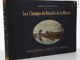 des livres posés sur une table, avec une photo d'une rivière en arrière-plan