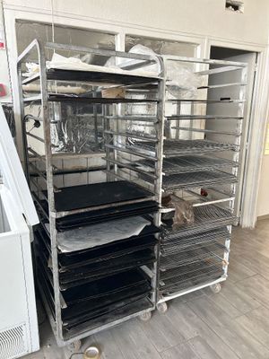 de nombreux plateaux de nourriture posés sur une étagère métallique
