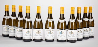 six bouteilles de vin sont alignées sur une table