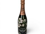 une bouteille de champagne ornée de fleurs sur fond blanc