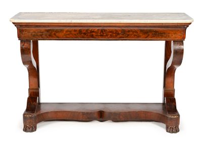 une vieille table en bois avec un plateau en marbre sur fond blanc