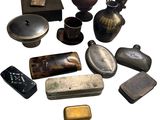 un grand nombre d'objets différents posés sur une table