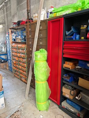 un grand sac vert au milieu d'une pièce