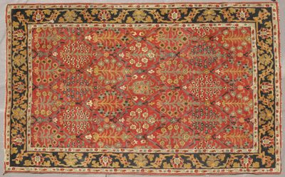 un tapis rouge et noir orné d'un motif floral