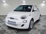 une photo d'une Smart blanche garée dans un garage