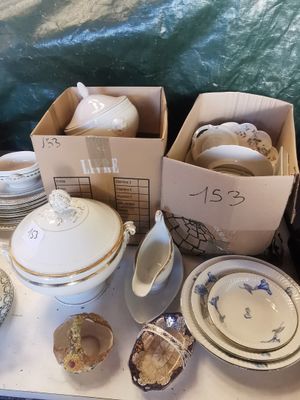 une table sur laquelle sont disposés de nombreux plats et bols