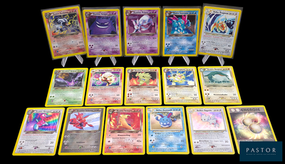 beaucoup de cartes Pokémon posées sur une table