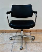 Fauteuil de bureau pivotant en métal chromé reposant sur qua…