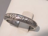 une image d'une bague sur laquelle sont gravés les mots « Jésus » et « Adam »