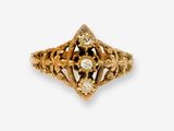 Gros plan sur une bague en or ornée d'un diamant
