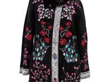 un manteau noir orné de fleurs et d'oiseaux colorés, présenté sur un mannequin
