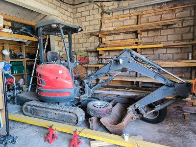 une photo d'une petite pelleteuse dans un garage