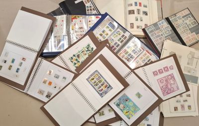 un grand nombre de timbres différents sur les pages d'un livre