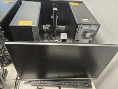beaucoup d'ordinateurs posés sur un bureau